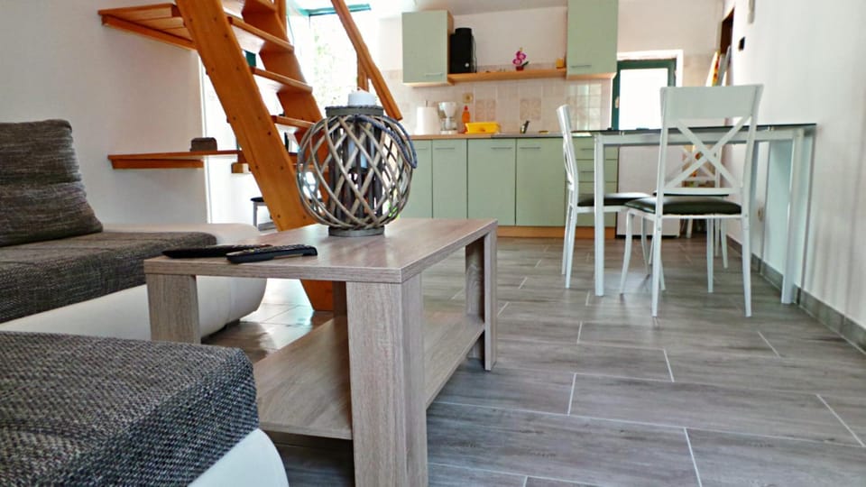 Kitchen or kitchenette, Living room, Seating area, Dining area