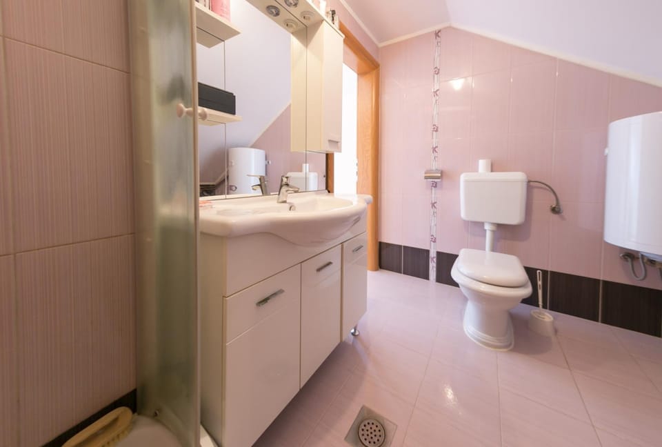Shower, Toilet, Bathroom, towels