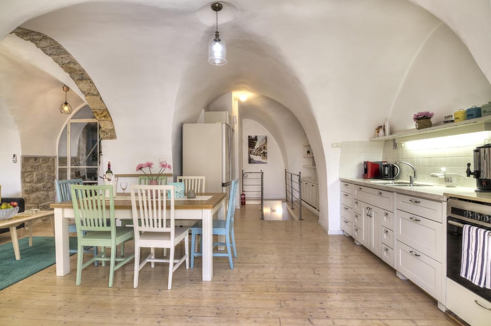 Restaurant/places to eat, Kitchen or kitchenette, Dining area