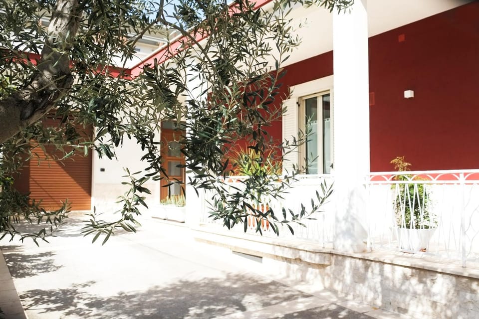 Property building, Facade/entrance, Day, Summer, Balcony/Terrace, Parking