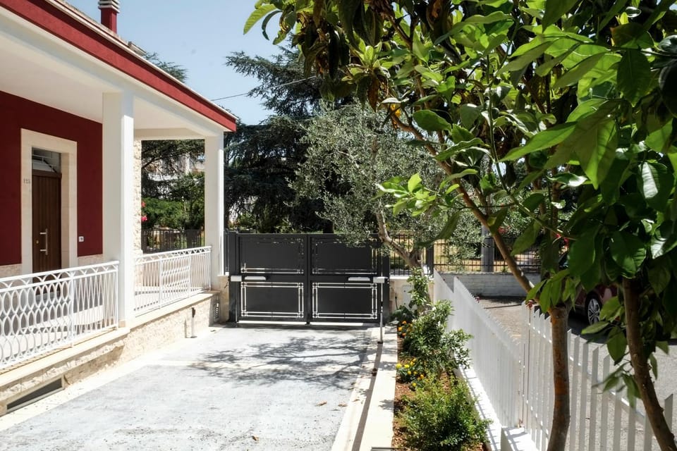 Facade/entrance, Balcony/Terrace, Parking