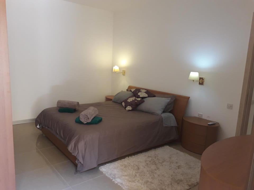 Poolside Luxury Apartment with Patio 11A4S Apartment in Malta