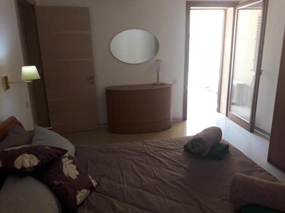 Poolside Luxury Apartment with Patio 11A4S Apartment in Malta