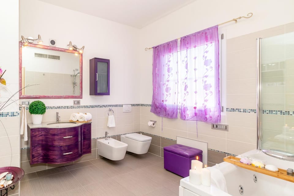 Shower, Hot Tub, Bathroom, TV and multimedia