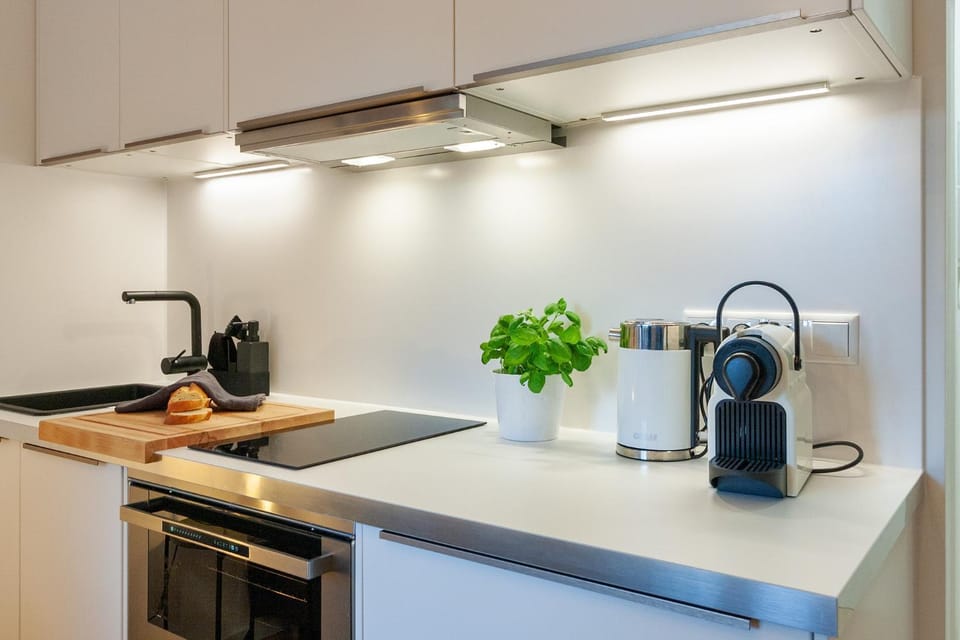 Coffee/tea facilities, Kitchen or kitchenette, stove