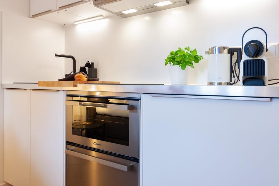 Coffee/tea facilities, Kitchen or kitchenette, stove