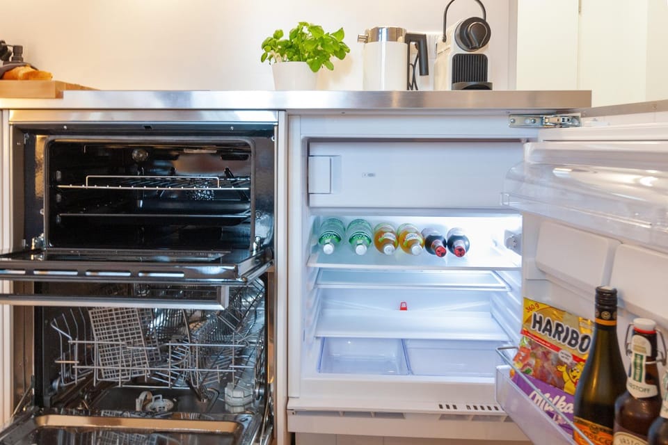 Kitchen or kitchenette, minibar