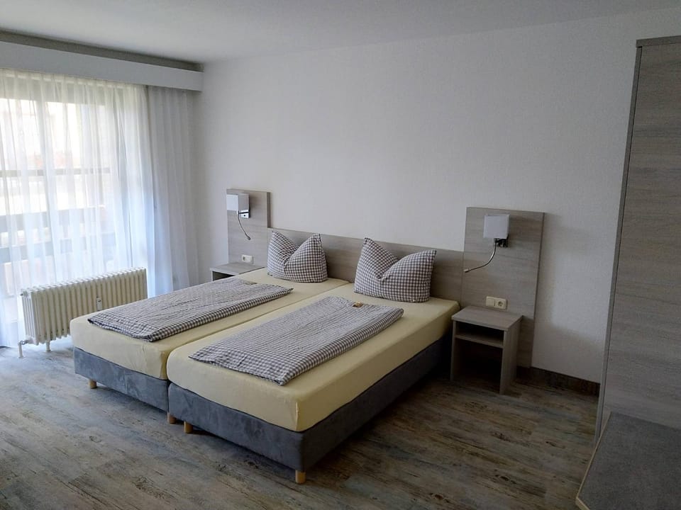 Bed, Balcony/Terrace, Photo of the whole room, Bedroom