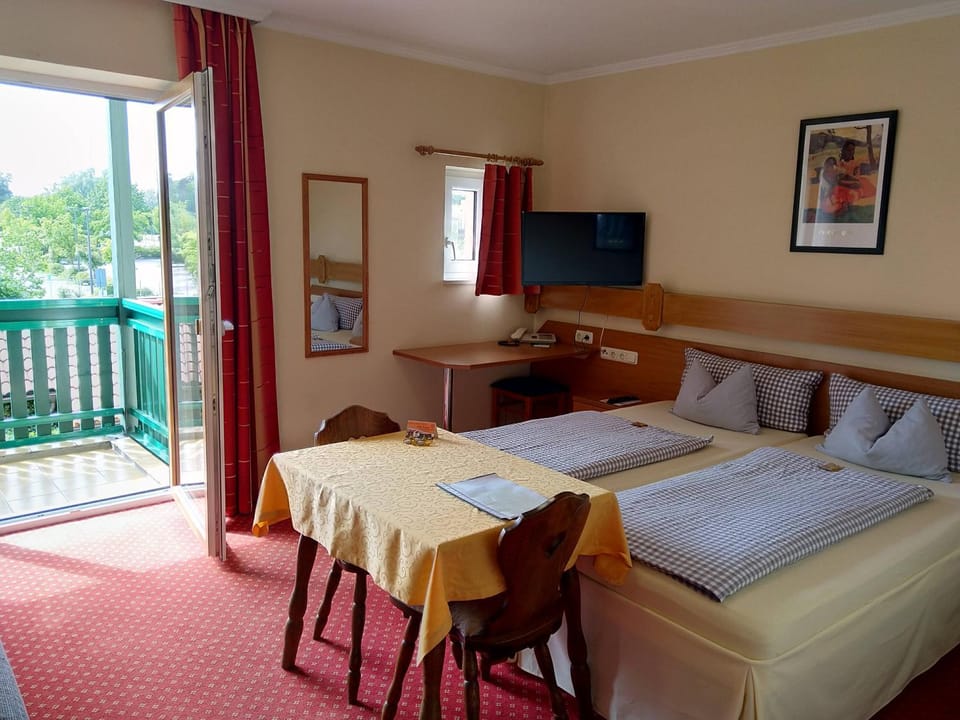 Bed, TV and multimedia, Balcony/Terrace, Living room, Photo of the whole room, Dining area