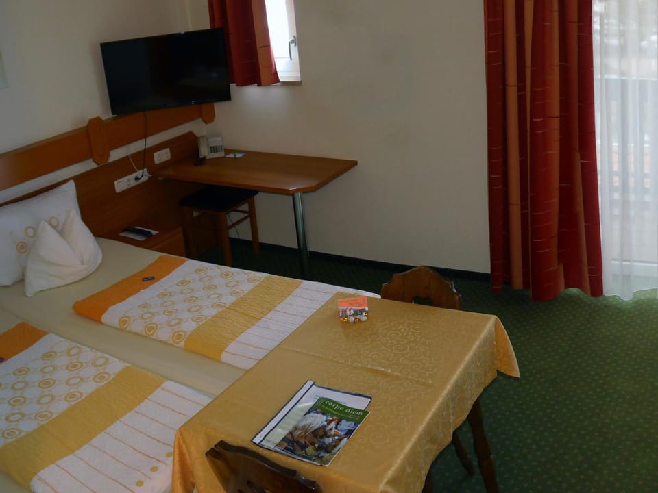 Bed, TV and multimedia, Balcony/Terrace, Photo of the whole room, Dining area, Bedroom, Garden view