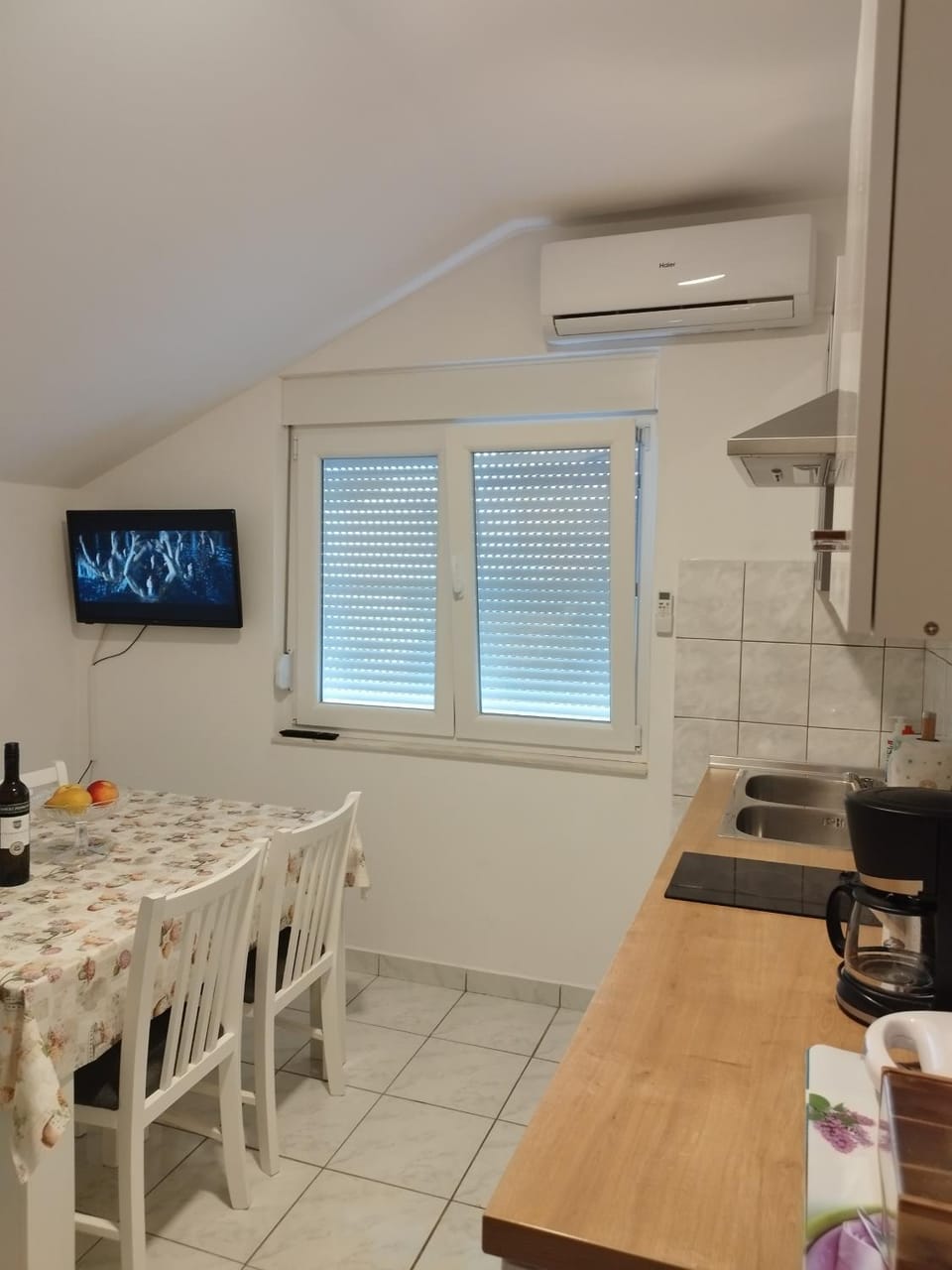 TV and multimedia, Kitchen or kitchenette, stove, air conditioner