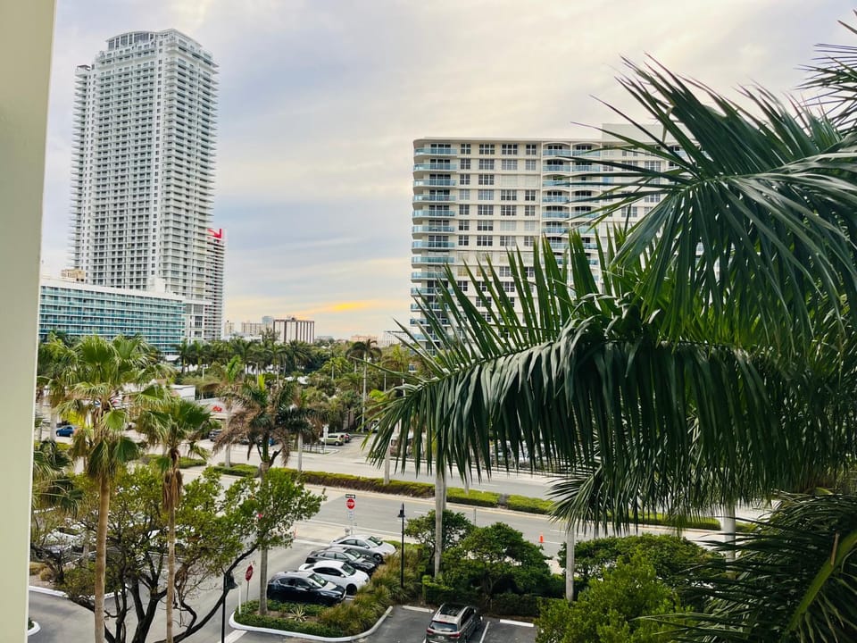 Miami Hollywood Great 2 Bedroom 2 Bathroom with Intercostal View 001-22bvic Apartment in Hollywood Beach