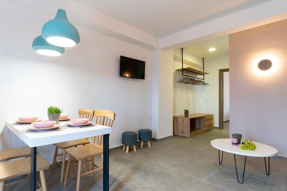 TV and multimedia, Living room, Seating area, Dining area