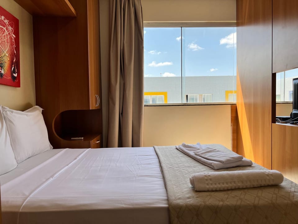 Bed, TV and multimedia, Photo of the whole room, Bedroom, hair dresser, towels
