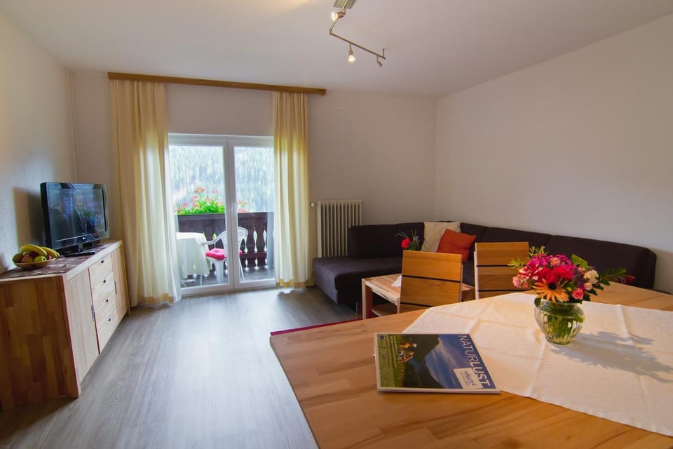 Day, Living room