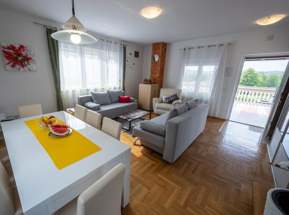 Living room, Photo of the whole room