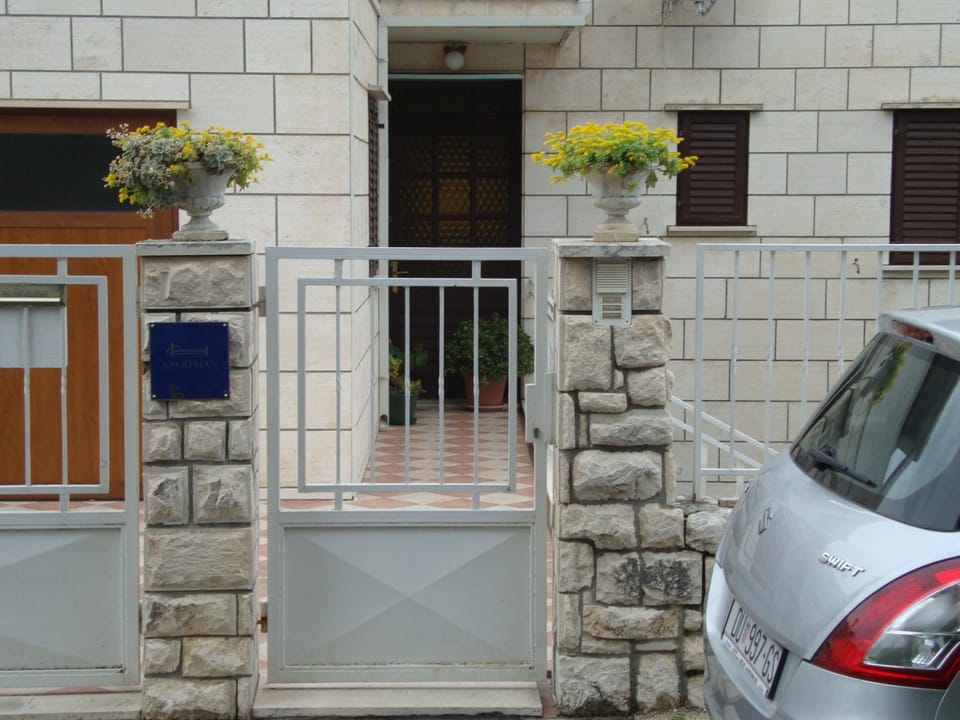 Facade/entrance