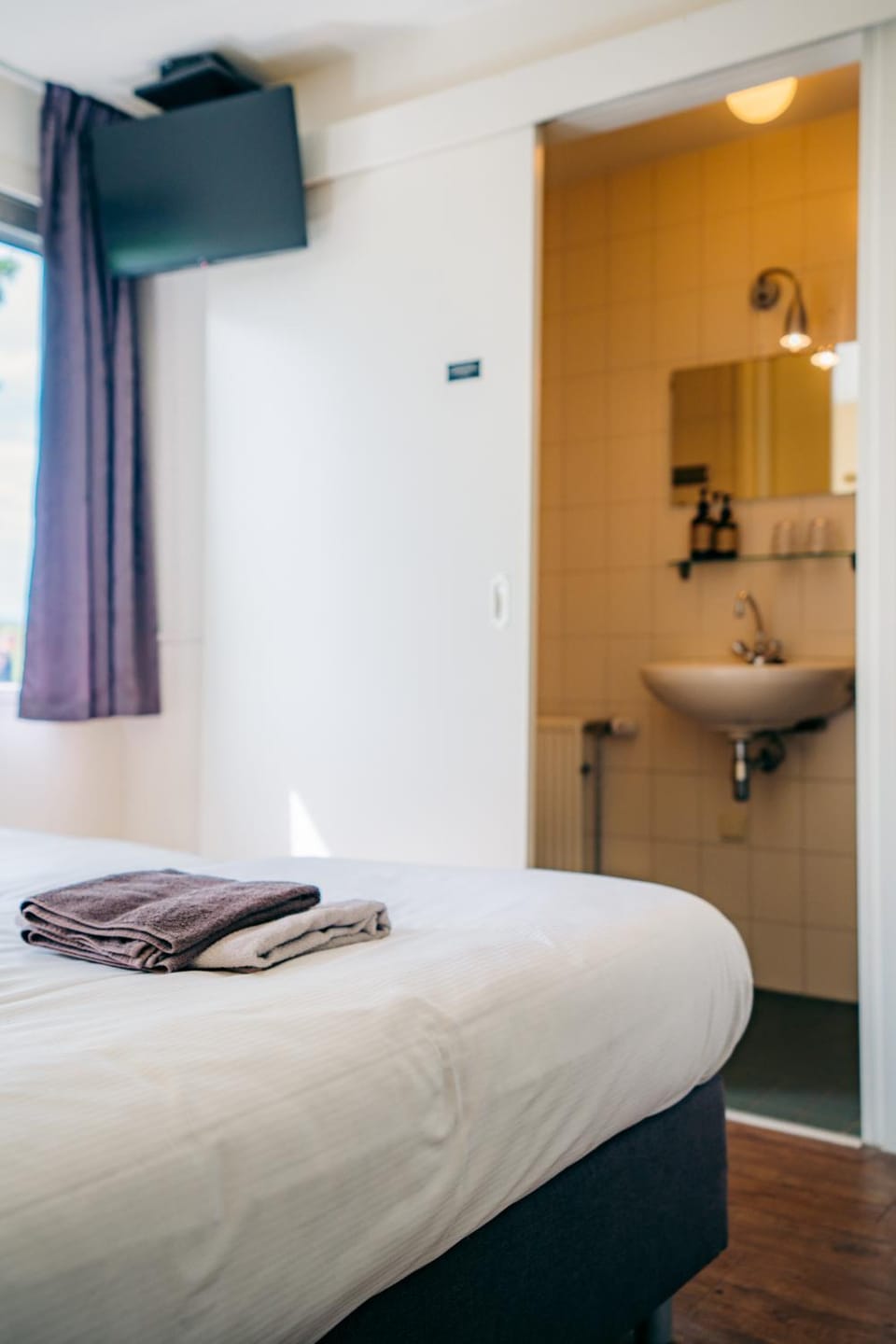 Bed, Bathroom, Bedroom, towels