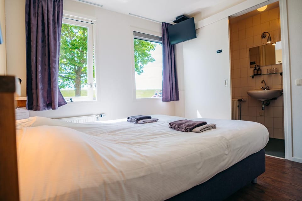 Bed, Bathroom, Photo of the whole room, Bedroom, towels