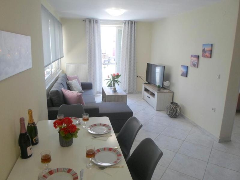 TV and multimedia, Living room, Seating area, Dining area
