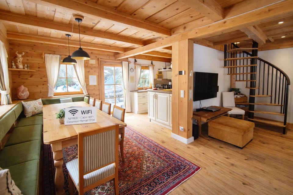 Communal lounge/ TV room, TV and multimedia, Kitchen or kitchenette, Living room, Seating area, Dining area, Evening entertainment