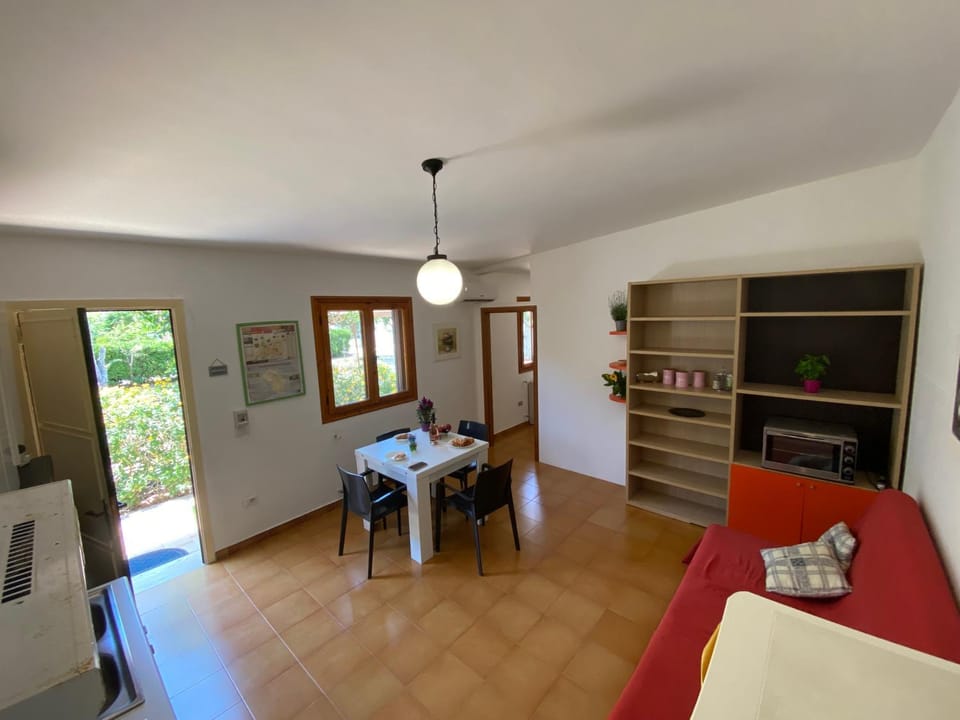 Kitchen or kitchenette, Living room, Dining area, Garden view, oven, pet friendly, stove