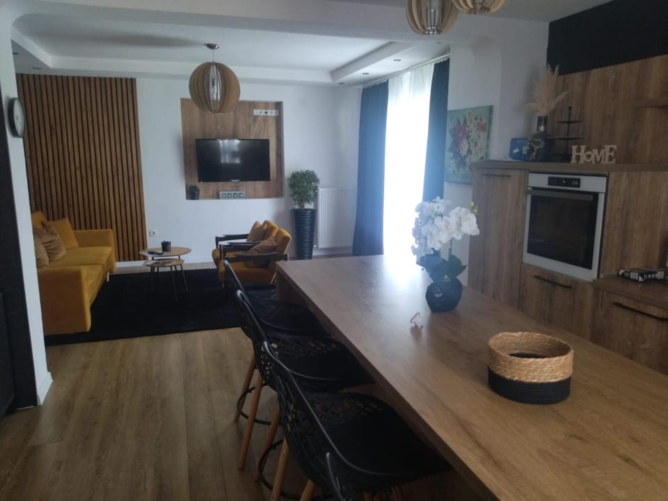 TV and multimedia, Kitchen or kitchenette, Living room, Seating area, Dining area, pet friendly, stove