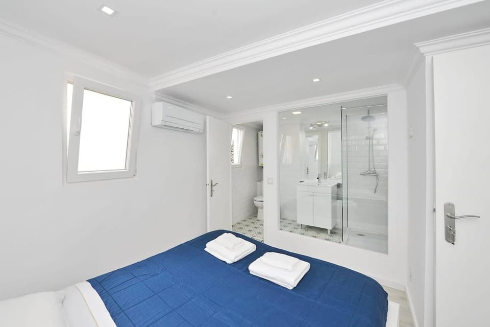Photo of the whole room, Bedroom
