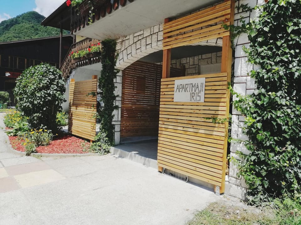 Facade/entrance
