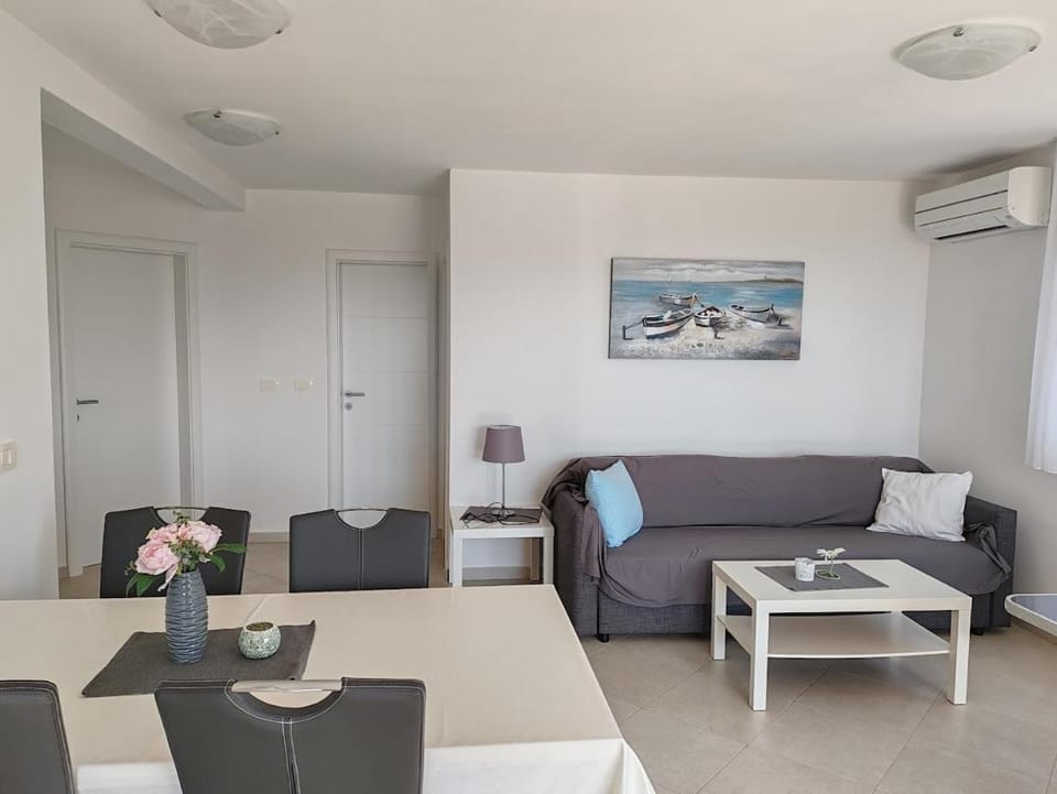 Living room, Dining area, air conditioner