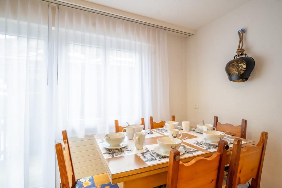 Living room, Food and drinks, Seating area, Dining area, Food