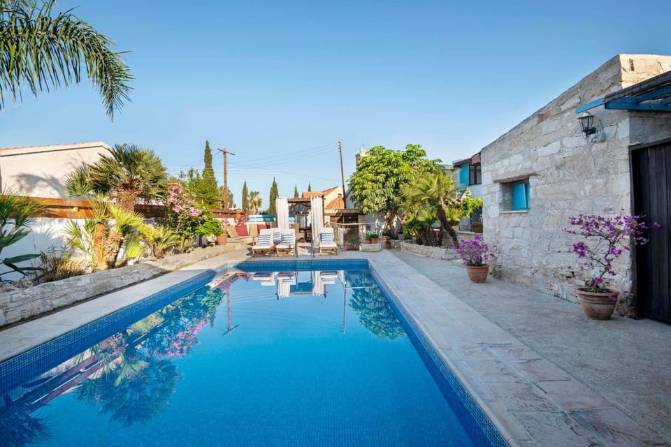 Property building, Day, Pool view, Swimming pool, sunbed