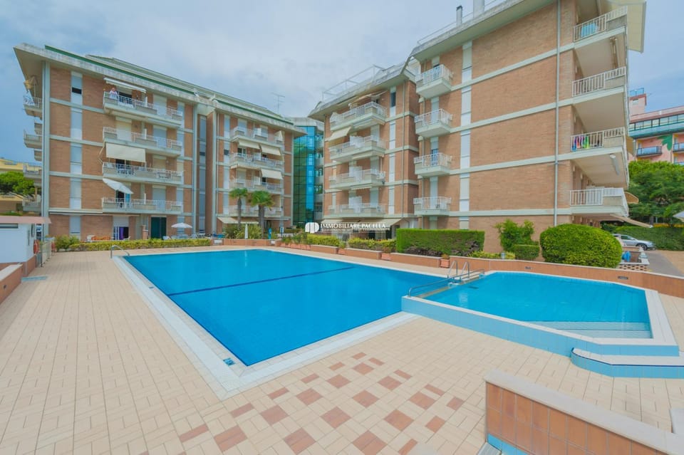 Property building, Day, Pool view, Swimming pool