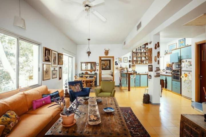 Frishman beach 2Br full of art and light Apartment in Tel Aviv-Yafo