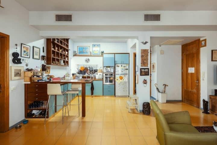 Frishman beach 2Br full of art and light Apartment in Tel Aviv-Yafo