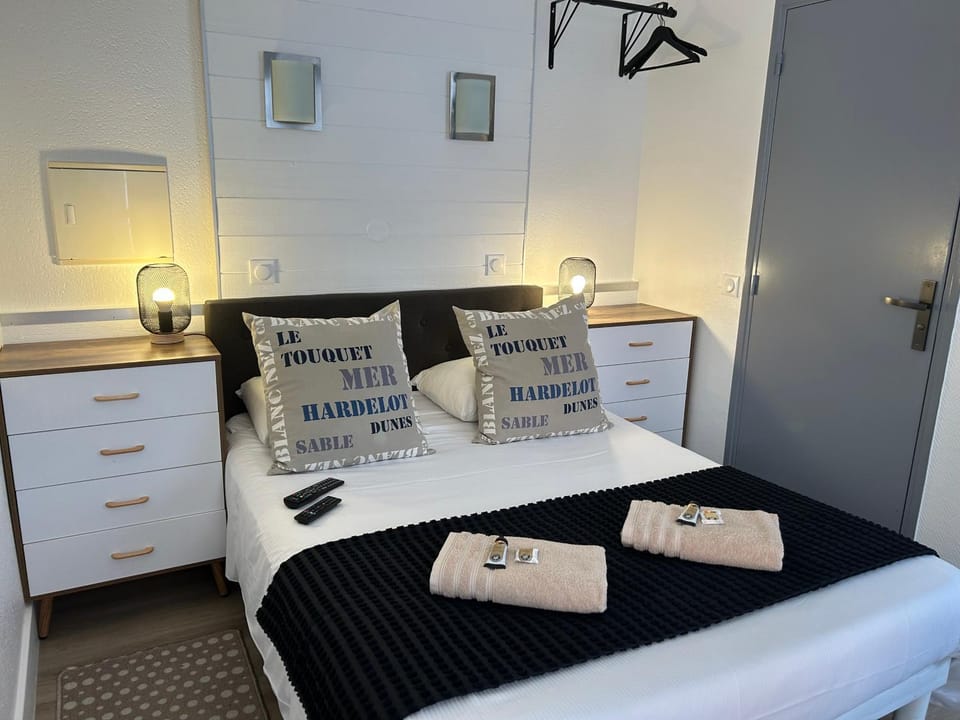 Bed, Photo of the whole room