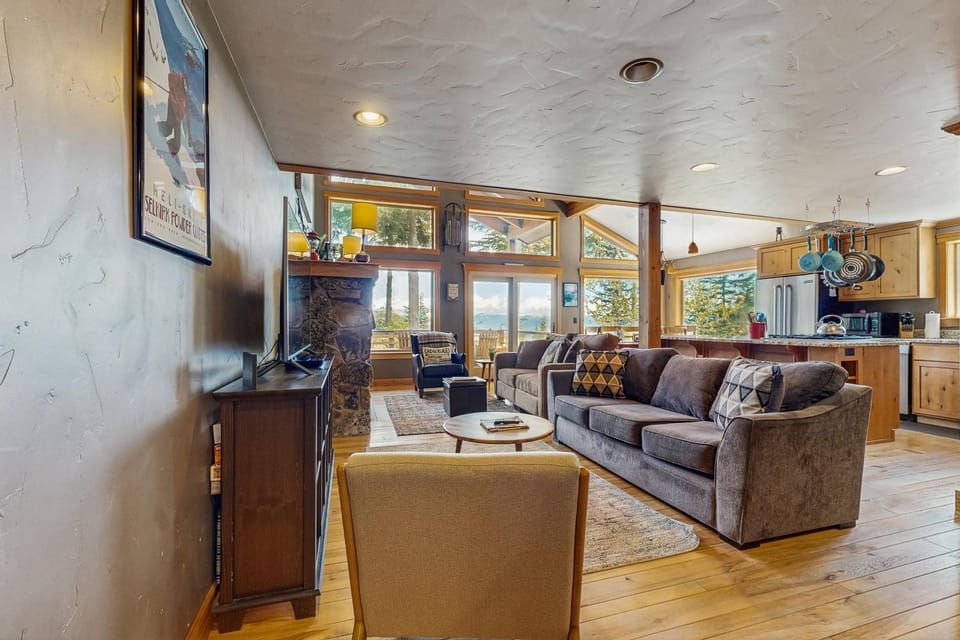 3 Bed 3 Bath Vacation home in Schweitzer Mountain House in Idaho