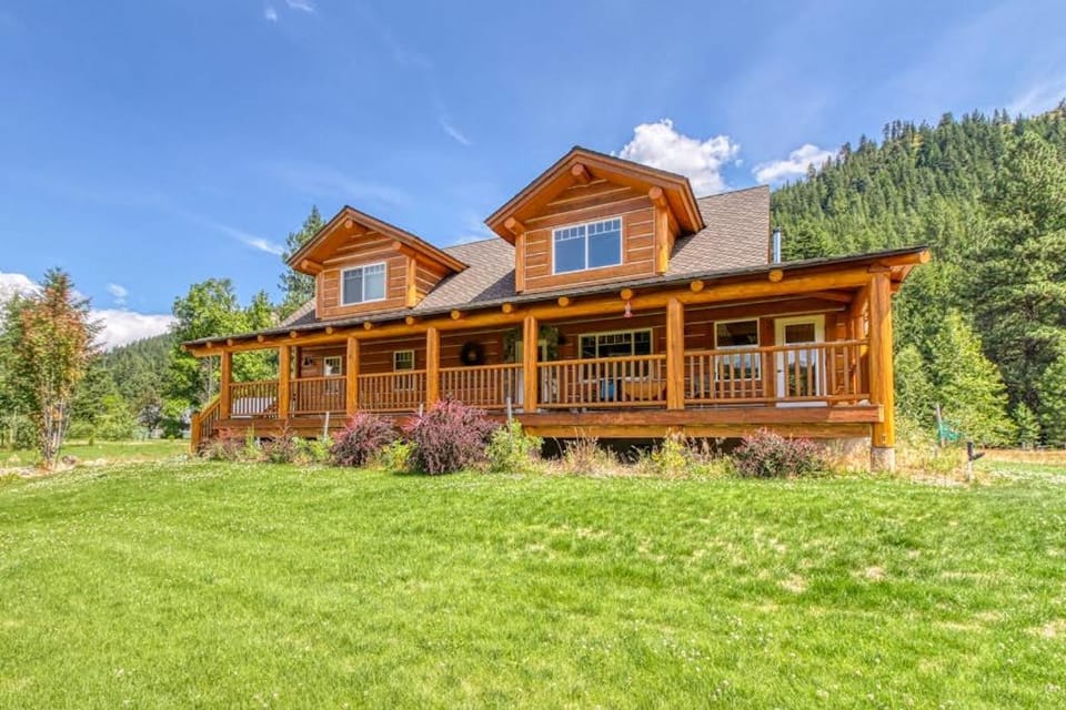 Forestside Lodge House in Washington