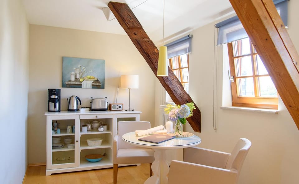 Coffee/tea facilities, Seating area, Dining area