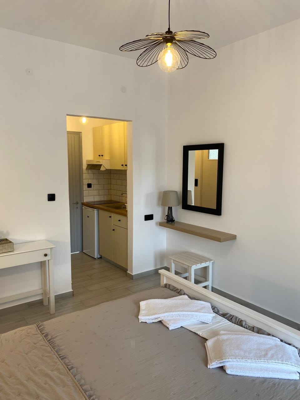 Bed, Kitchen or kitchenette, Photo of the whole room, Bedroom, stove, towels