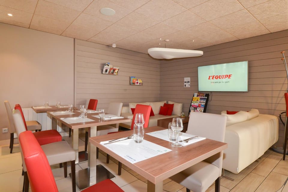 Restaurant/places to eat, TV and multimedia, Living room, Banquet/Function facilities, Seating area