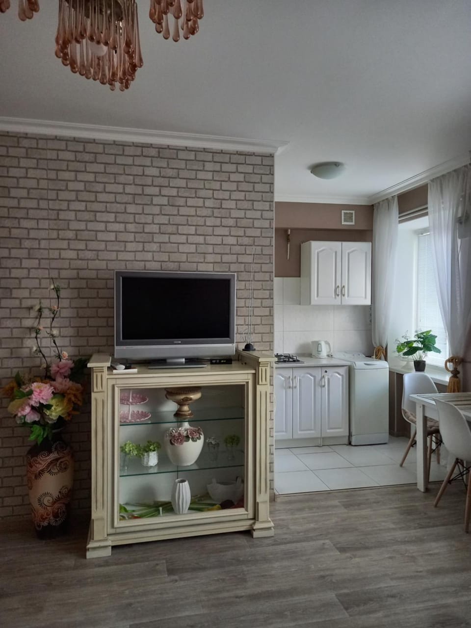 СВЕТ ПАРКОВКА УКРЫТИЕ 1этаж 1ком Центр ЦУМ, пр Мира WI - FI Посуточно месяц Apartment in Ukraine
