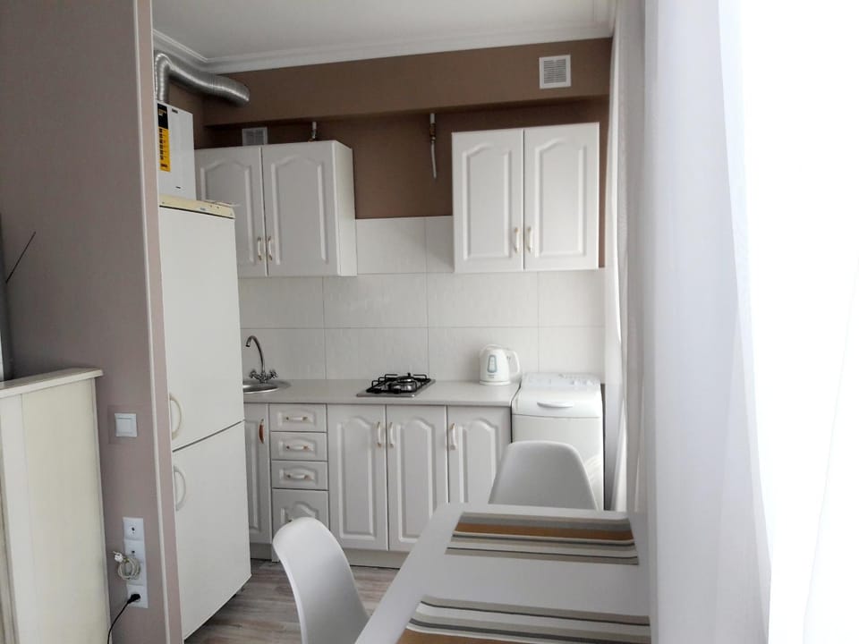 СВЕТ ПАРКОВКА УКРЫТИЕ 1этаж 1ком Центр ЦУМ, пр Мира WI - FI Посуточно месяц Apartment in Ukraine