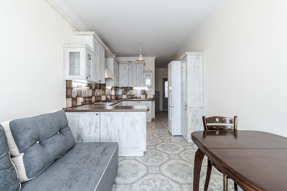Kitchen or kitchenette, Dining area