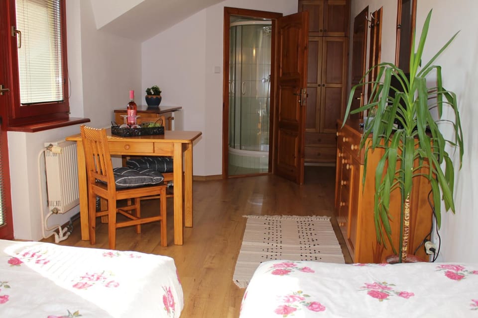 Photo of the whole room, Decorative detail