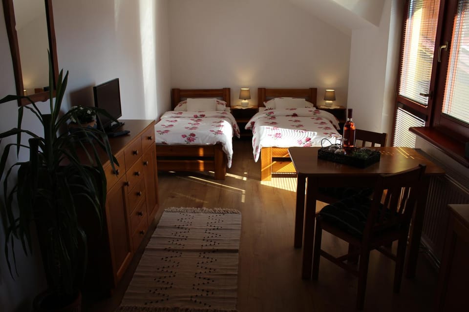 Photo of the whole room, Decorative detail