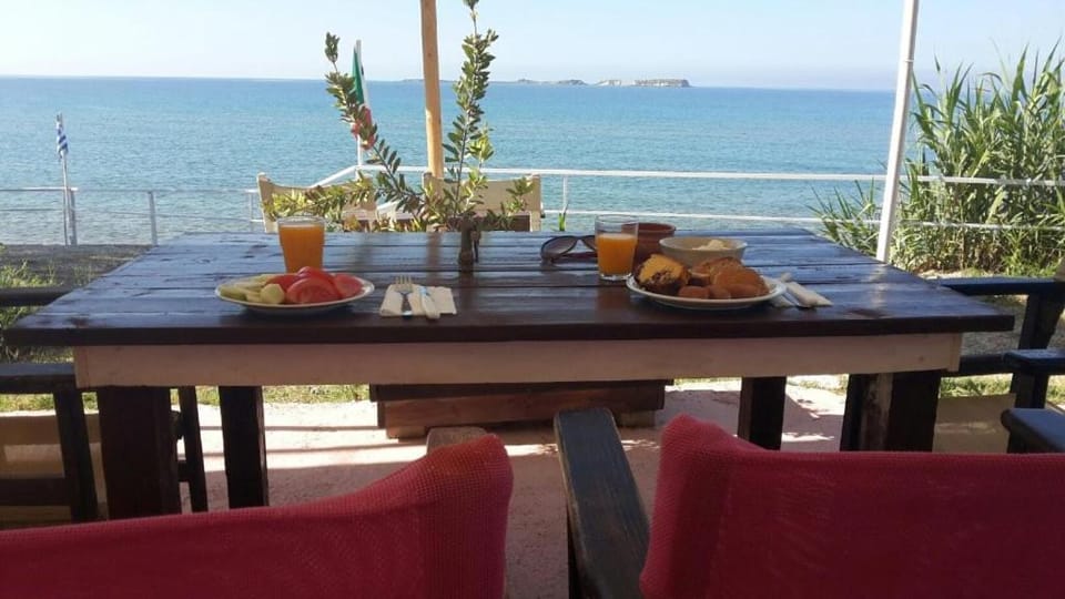 Restaurant/places to eat, Dining area, Beach, Breakfast