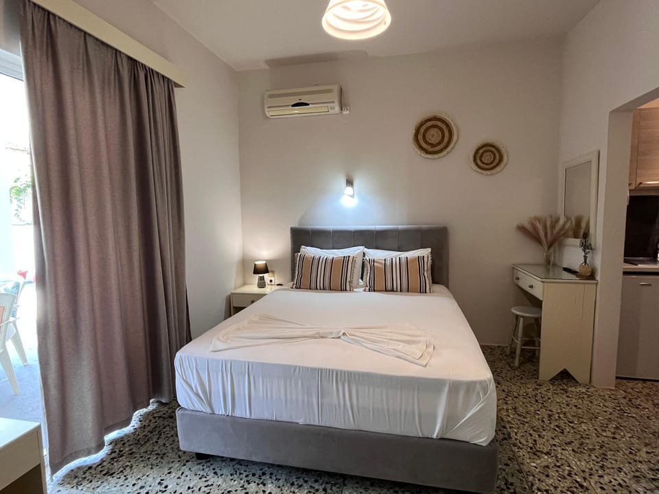 Bed, Kitchen or kitchenette, Decorative detail, Bedroom, air conditioner