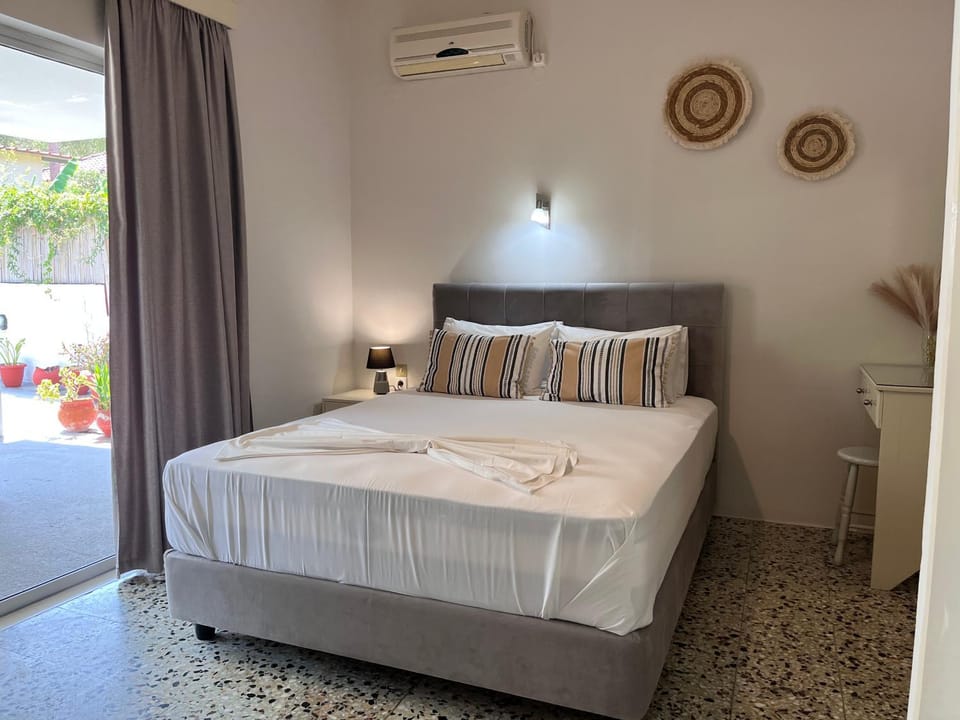 Bed, Photo of the whole room, air conditioner