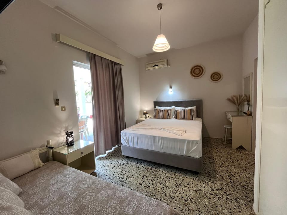 Bed, Photo of the whole room, Decorative detail, Bedroom, air conditioner
